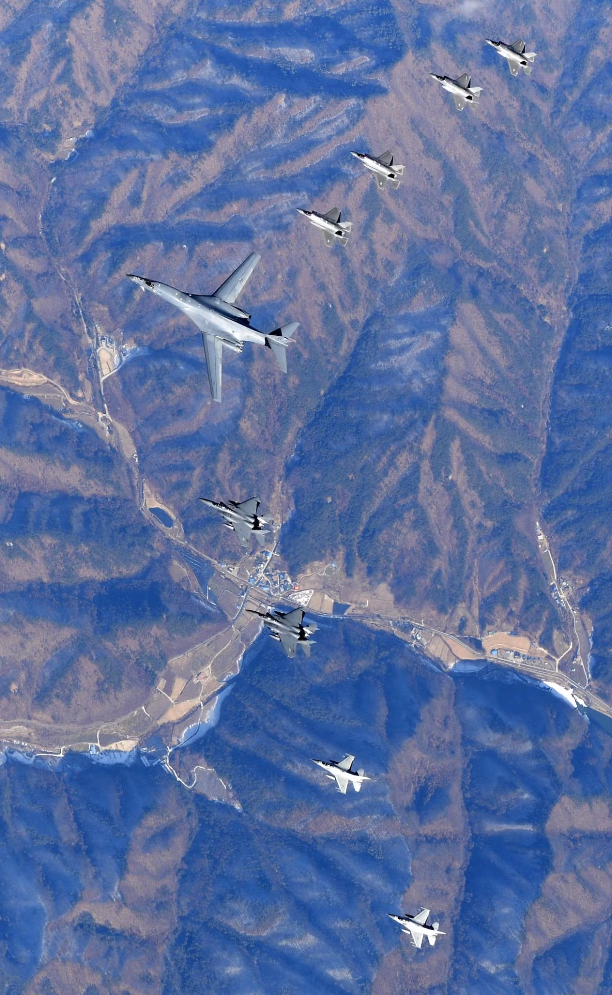 Tuy nhiên, cuộc hội quân trên không của 230 chiến đấu cơ vẫn là trọng tâm của cuộc tập trận Vigilant Ace. Ảnh: USAF.