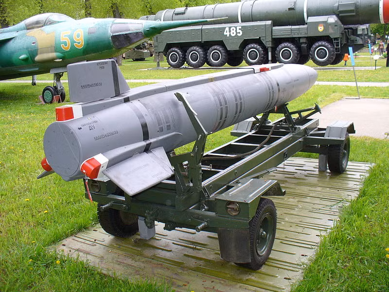 Được Không quân Liên Xô đưa vào sử dụng từ năm 1980, Kh-15 được coi là đối trọng của mẫu tên lửa tấn công tầm ngắn AGM-69 SRAM mạnh nhất của Mỹ vào thời điểm đó. Nguồn ảnh: Wiki.