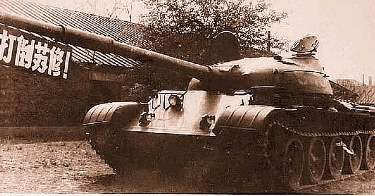 Trong cuộc Xung đột biên giới Trung-Xô vào năm 1969, phía Trung Quốc đã lấy trộm thành công một xe tăng hiện đại bậc nhất của Liên Xô lúc đó, điền này khiến Moscow "phát điên". Thậm chí, phía Trung Quốc còn vô tư "nhái" lại chiếc xe tăng này bất chấp nỗ lực phá hoại của phía Liên Xô. Nguồn ảnh: History.