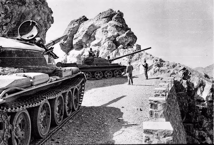 Không nản lòng, phía Trung Quốc đã cử rất nhiều thợ lặn xuống dưới dòng sông lạnh âm hàng chục độ C để cắt rời từng bộ phận của chiếc T-62 ra và kéo lên bờ trước sự ngỡ ngàng của Moscow. Tới cuối tháng 9/1969, Trung Quốc chính thức thu hồi được toàn bộ chiếc xe tăng của Liên Xô từ dưới lòng sông. Nguồn ảnh: Pinterest.