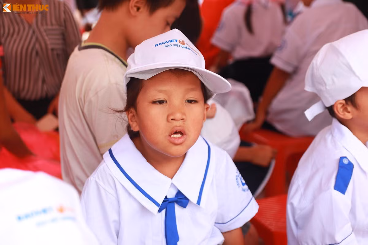 Nhằm san sẻ khó khăn với các em, nhóm thiện nguyện Trái tim hồng đã đứng ra vận động các nhà hảo tâm trong huyện tổ chức Tết trung thu và trao các phần quà cho các em khuyết tật, mồ côi cũng như các em có hoàn cảnh gia đình đặc biệt khó khăn. Ảnh: Quốc Minh.