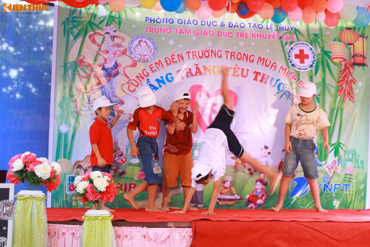 Tiết mục nhảy hip hop do các em khuyết tật biểu diễn. Các thầy, cô trong trung tâm luôn cố gắng dạy dỗ, hướng dẫn để các em có thể hòa nhập với cuộc sống. Ảnh: Quốc Minh.