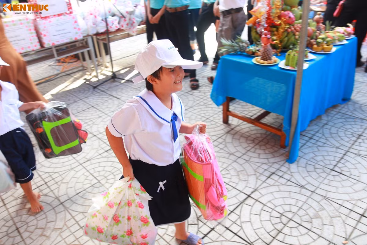 Niềm vui của một em nhỏ khi nhận phần quà của nhóm thiện nguyện. Ảnh: Quốc Minh.