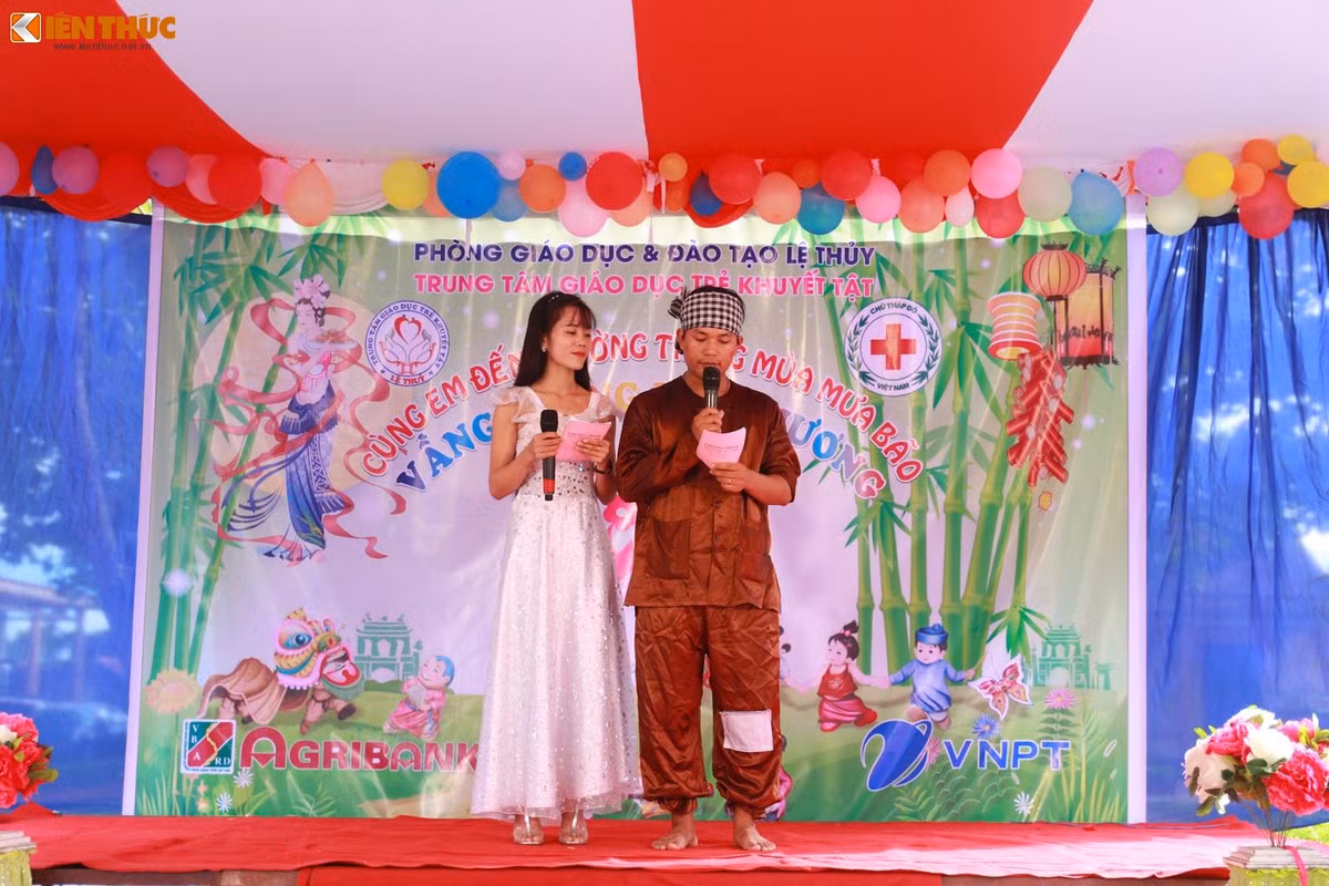 Chiều 4/10, hòa chung trong không khí phấn khởi, vui tươi của hàng triệu thiếu nhi cả nước nhân dịp Tết Trung thu, trung tâm phối hợp với các nhóm thiện nguyện tổ chức hội rằm trung thu cho các em gặp bất hạnh trong cuộc sống. Ảnh: Quốc Minh.