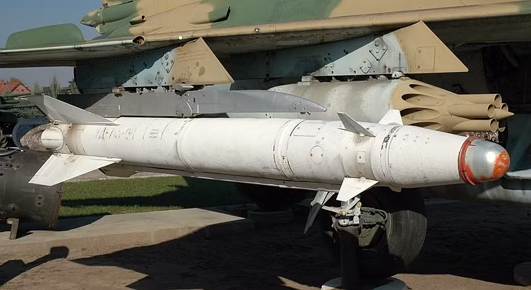 Cụ thể, tiêm kích Su-27 hoặc Su-30 có khả năng lắp đặt tối đa 6 ray phóng AKU-58, MiG-27 có thể mang theo tối đa 2 ray phóng, Su-17/22 có thể mang theo tối đa 2 ray phóng và Su-24M có thể mang theo tối đa 3 ray phóng. Nguồn ảnh: Airpower.