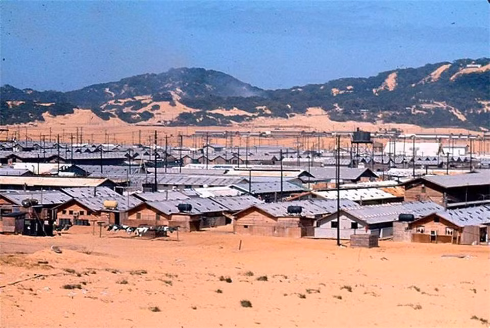 Trong giai đoạn từ năm 1965 tới năm 1975, cảng Cam Ranh là nơi tiếp nhận vũ khí chính của Sài Gòn. Những vũ khí và hàng viện trợ của Mỹ cùng Đồng Minh phần lớn đều được chuyên chở bằng đường biển tới cảng này trước khi được phân phối về các tổng kho. Nguồn ảnh: Pinterest.