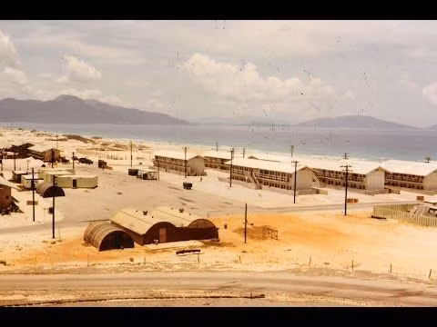 Bên trong Quân cảng còn được bố trí các khu phức hợp liên hoàn dành cho các nhân viên dân sự lẫn quân sự Mỹ làm việc tại Cam Ranh, dĩ nhiên là bao gồm cả gia đình của họ. Nguồn ảnh: Pinterest.