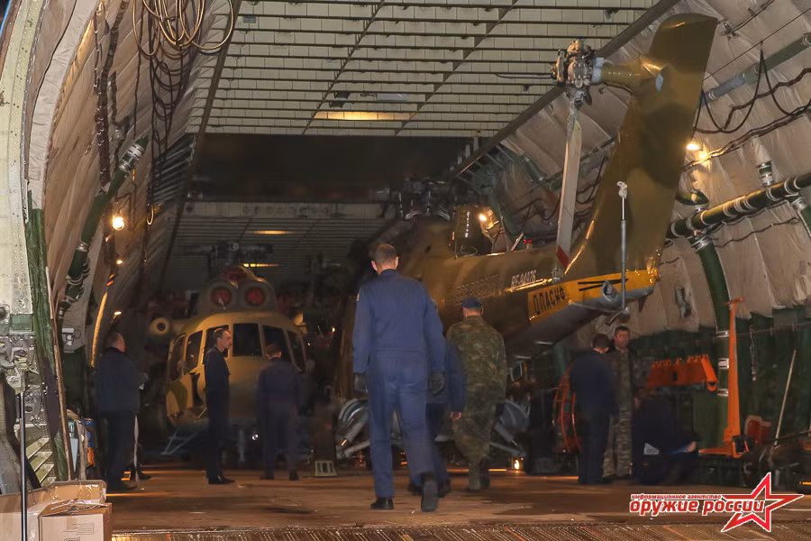 Đây là một trong những đợt triển khai trực thăng ra nước ngoài rầm rộ nhất của Nga trong những năm gần đây. Đợt triển khai hùng hậu này là một phần trong cuộc tập trận chống khủng bố của các nước thuộc Hiệp ước An ninh Tập thể (CSTO). Ảnh: Arms of Russian.
