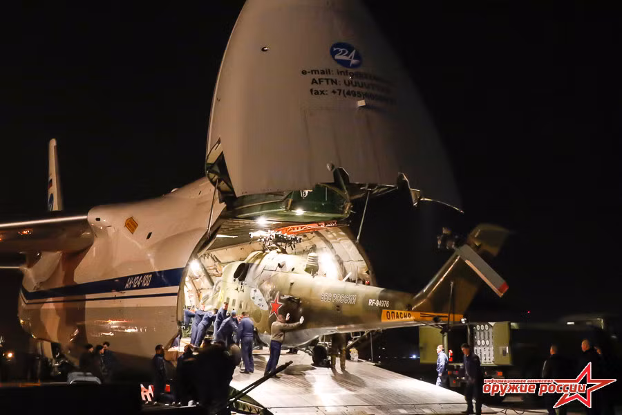 Các trực thăng được triển khai gồm, trực thăng bán vũ trang Mi-8AMTSh, và trực thăng tấn công Mi-24. Các trực thăng được vận chuyển bằng máy bay vận tải An-124-100. Ảnh: Arms of Russian.