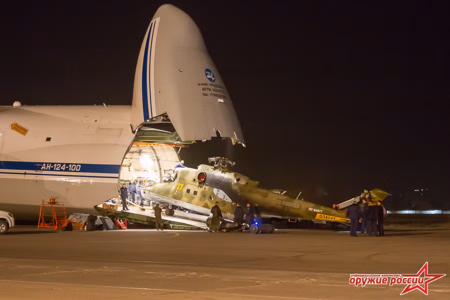 Trong khi đó Mi-8AMTSh là phiên bản vũ trang hạng nặng từ trực thăng vận tải Mi-8. Trực thăng này có thể mang theo tới 4 tấn vũ khí các loại ở giá treo hai bên cánh phụ. Ảnh: Arms of Russian.