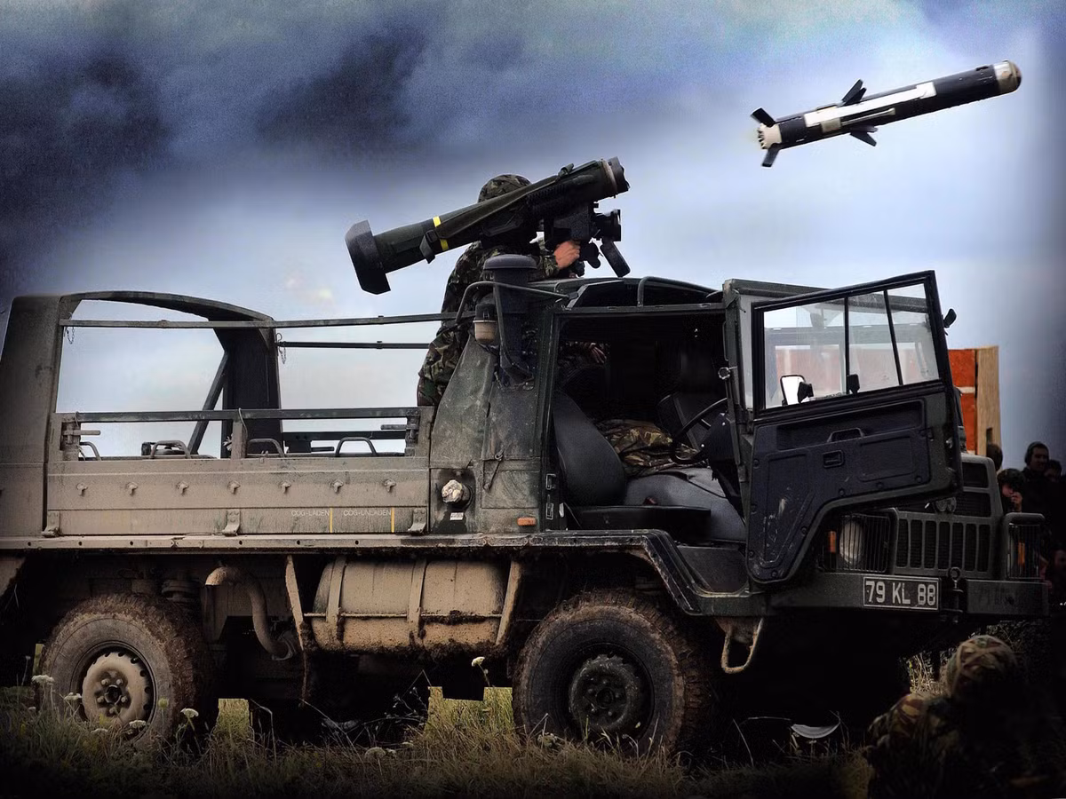 Động cơ chính của tên lửa sẽ tự động kích hoạt sau khi phóng khoảng 5-10 m. Tên lửa tự động tìm mục tiêu và phá hủy nó mà không cần sự can thiệp của người phóng. Ảnh: Eliteukforces.