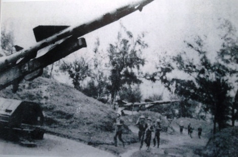 Phía Mỹ đã bị ta lừa một cách ngoạn mục khi ước tính ta phóng tới 1000 quả tên lửa. Thực tế là trong 12 ngày đêm, ta phóng rất nhiều "tên lửa ảo" lên trời bằng thủ thuật "phóng giả". Nguồn ảnh: QPTD.