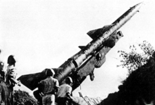 Ở chiến tuyến đối diện, bộ đội tên lửa của Việt Nam có một lực lượng bao gồm 23 tiểu đoàn tên lửa SA-2 và lực lượng không quân khiêm tốn với 50 chiếc MiG phải đối đầu trong một cuộc chiến mà nếu chỉ nhìn thoáng qua, ai cũng dám chắc rằng đây là một cuộc chiến không cân sức. Nguồn ảnh: BBG.