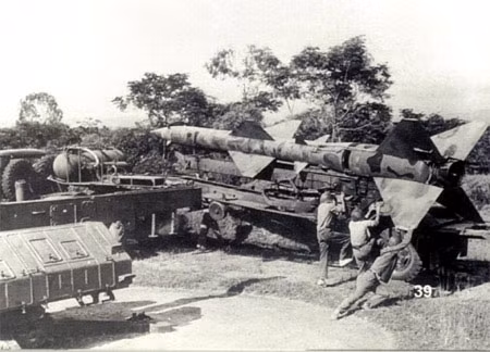 Theo ước tính của phía Mỹ, bộ đội tên lửa của ta đã phóng tổng cộng khoảng 1.000 quả tên lửa trong 12 ngày đêm chiến đấu. Mỹ cũng nhận định rằng, lượng tên lửa dự trữ của Quân đội ta sắp cạn kiệt và nếu Mỹ kiên trì thêm vài ngày, chịu khó mất thêm vài chiếc B-52 thì có thể Mỹ đã thắng trong trận này. Nguồn ảnh: Hanoimoi.