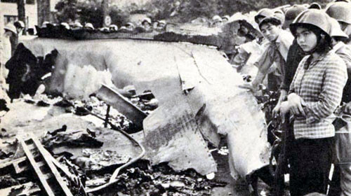 Ngoài ra, trong trận chiến này phía ta còn sử dụng tới 2.036 viên đạn pháo phòng không 100mm, 15.669 viên đạn 57mm, 19.454 viên đạn 37mm và 1.147 viên đạn 14,5 mm. Số lượng đạn trên tương ứng với 66% dự trữ đạn của Hà Nội và Hải Phòng. Như vậy, nếu tiếp tục đánh, ta vẫn còn thừa tên lửa, tuy nhiên đạn phòng không bắt buộc phải được bổ sung từ nơi khác về vì trong kho đã vơi quá nửa. Nguồn ảnh: BKH.