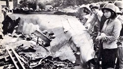 Ngoài ra, trong trận chiến này phía ta còn sử dụng tới 2.036 viên đạn pháo phòng không 100mm, 15.669 viên đạn 57mm, 19.454 viên đạn 37mm và 1.147 viên đạn 14,5 mm. Số lượng đạn trên tương ứng với 66% dự trữ đạn của Hà Nội và Hải Phòng. Như vậy, nếu tiếp tục đánh, ta vẫn còn thừa tên lửa, tuy nhiên đạn phòng không bắt buộc phải được bổ sung từ nơi khác về vì trong kho đã vơi quá nửa. Nguồn ảnh: BKH.