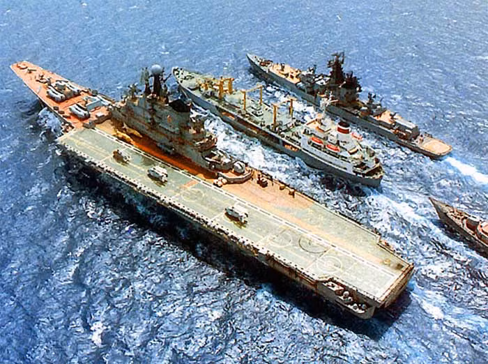 Cụ thể, tàu sân bay Kiev có độ giãn nước khoảng 45.000 tấn, có tốc độ di chuyển tối đa khoảng 32 hải lý tương đương với khoảng 59 km/h. Về hỏa lực, tàu sân bay Kiev được trang bị từ 80 tới 200 tên lửa hạm đối không hoặc hạm đối hạm, 2 pháo đa dụng, 8 tổ hợp vũ khí tầm gần và 10 ống phóng lôi. Nguồn ảnh: Sas.