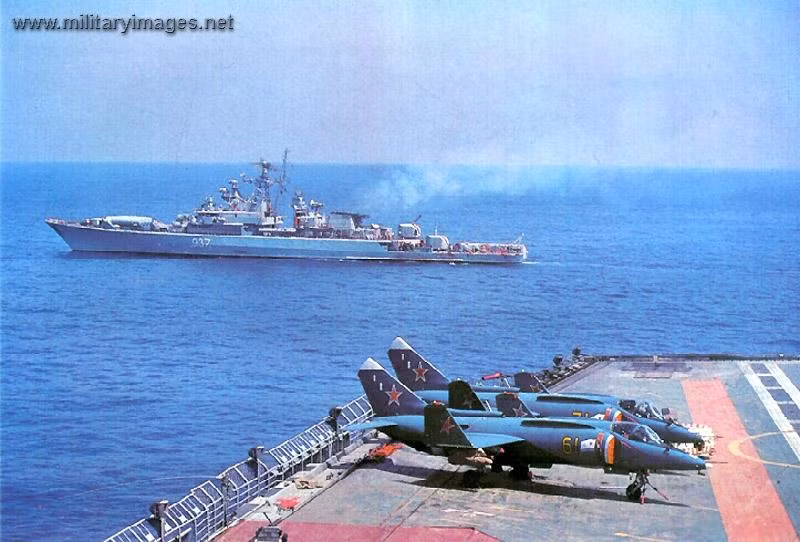 Theo tính toán của các kỹ sư Liên Xô, ngay cả khi tàu sân bay Kiev không có... máy bay, nó vẫn có thể được sử dụng để phối hợp tác chiến với lực lượng tàu ngầm chiến lược và các tàu nổi khác của Hải quân Liên Xô. Nguồn ảnh: Sas.