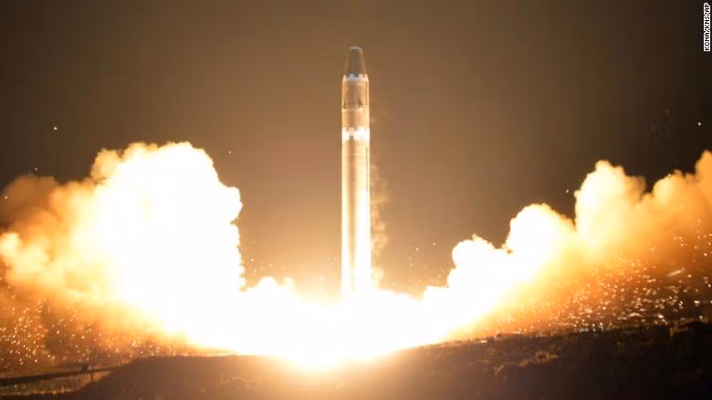 Tên lửa đạn đạo liên lục địa Hwasong-15 rời bệ phóng trong vụ thử nghiệm phá vỡ mọi kỷ lục của Triều Tiên. Ảnh: CNN.