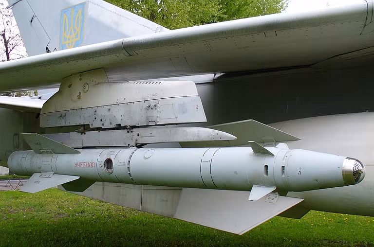 Cụ thể, nếu chiến đấu cơ mang theo các loại tên lửa thông minh, AKU-58 sẽ được kết nối trực tiếpvào hệ thống điện tử bên trong tên lửa, cho phép máy tính trên máy bay nhập những tham số đường đạn hay mục tiêu vào quả tên lửa trước khi bắn. Nguồn ảnh: Airpower.