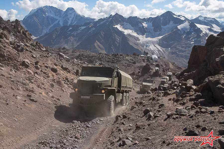 Khả năng off-road là một trong những yêu cầu quan trọng nhất đối với các loại xe phục vụ cho mục đích quân sự, vì quân đội thường chiến đấu ở những nơi mà đường sá không hề tồn tại. Ảnh: Weapon of Russian.