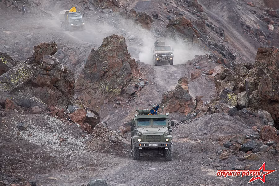  Xe bọc thép kháng mìn Typhoon K vượt qua đoạn đường đèo, theo sau là những loại xe quân sự khác. Ảnh: Weapon of Russian.