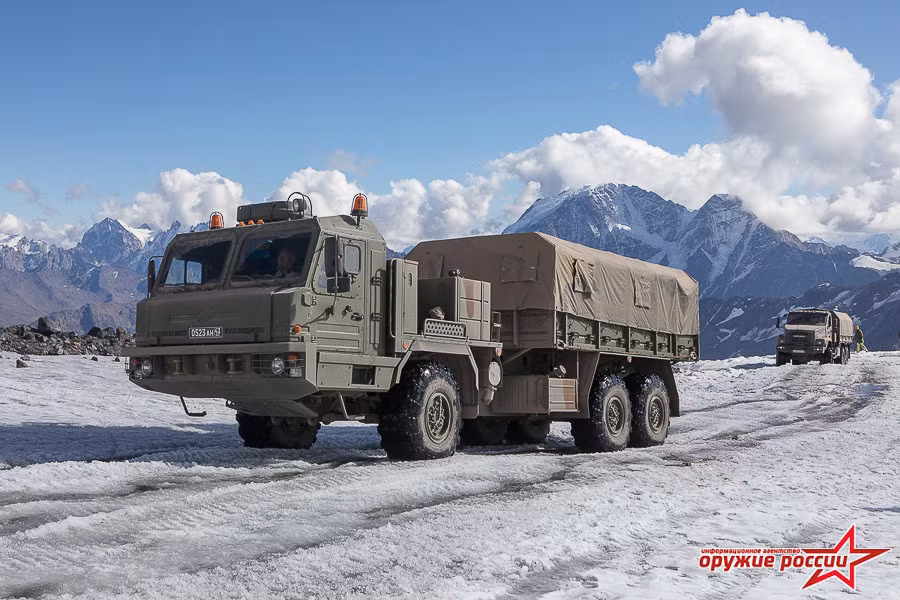 Xe tải chuyên dụng BAZ-69092-021, đây là phiên bản 6x6 dùng để vận tải quân sự. Phiên bản 8x8 bánh được sử dụng làm khung gầm cho hệ thống S-400 và Pantsir-S1. Ảnh: Weapon of Russian.