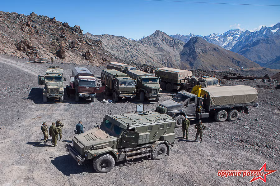 Đoàn xe tập trung tại một điểm dừng chân. Đích đến của họ là đài quan sát quốc tế Peak Terskol, nằm ở độ cao 3.150 m, gần đỉnh Núi Elbrus, Cộng hòa tự trị Kabardino-Balkaria, thuộc Liên bang Nga gần biên giới Georgia. Ảnh: Weapon of Russian.