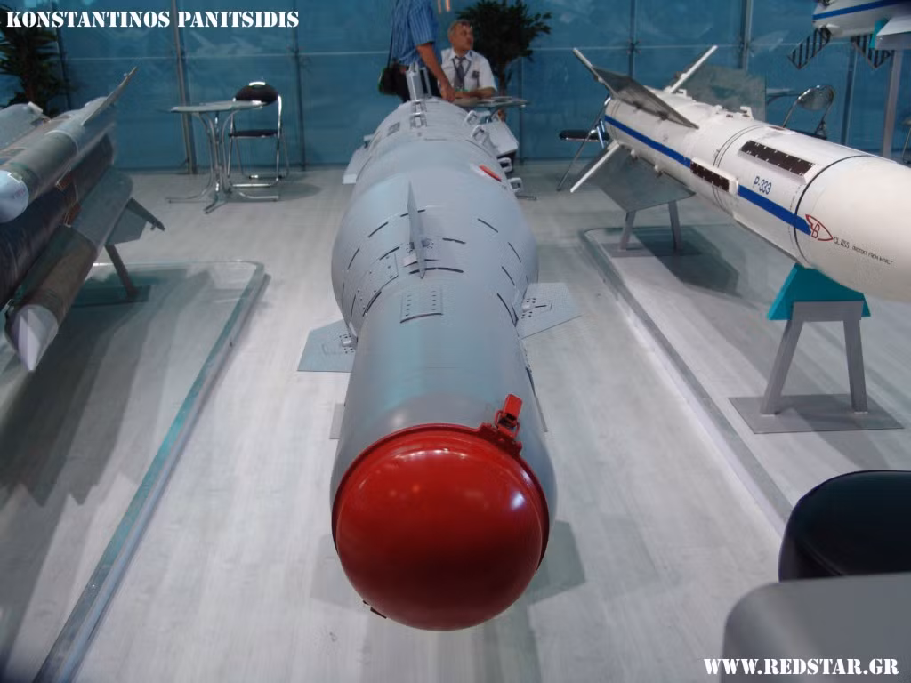 Có tính năng tương tự như loại bom Paveway của Mỹ, KAB-1500L được Liên Xô thiết kế trong giai đoạn những năm 80 của thế kỷ trước và bắt đầu được sản xuất từ năm 1995 tới nay. Loại bom này có trọng lượng khoảng 1500 kg, dài 4,28 mét, đường kính khoảng 82 cm. Nguồn ảnh: Redstar.