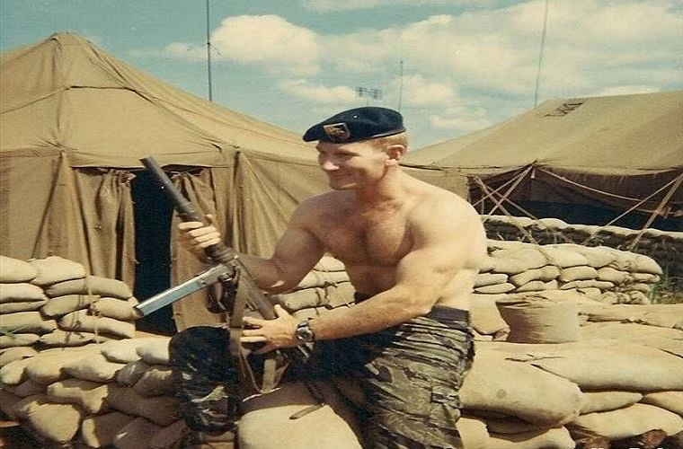 Tiểu liên M3 được sản xuất trong Chiến tranh Thế giới thứ hai với số lượng hàng trăm nghìn khẩu và có giá cực kỳ "bèo nhèo". Chỉ khoảng 15 USD một khẩu vào năm 1943, tương đương với khoảng 200 USD theo thời giá USD năm 2016. Nguồn ảnh: History.