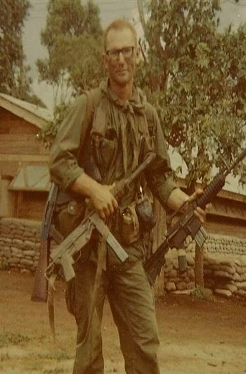 Trước khi khẩu M16 xuất hiện trong chiến tranh Việt Nam, khẩu súng được biệt kích Mỹ ưa thích nhất chính là khẩu M3 Grease. Đây là một loại súng tiểu liên cực rẻ tiền được sử dụng rộng rãi bởi các lực lượng chiến đấu đặc biệt Mỹ trong Chiến tranh Thế giới thứ hai. Nguồn ảnh: History.