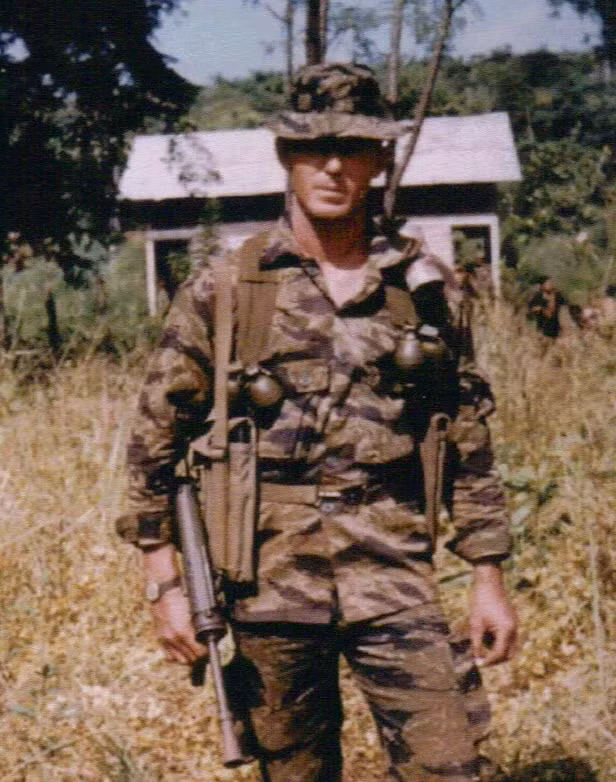 Cụ thể, khẩu M3 có tốc độ bắn khá chậm và tầm bắn ngắn, tuy nhiên điều khiến binh lính Mỹ "bực" nhất chính là kết cấu nửa vời của khẩu M3. Bởi khi bắn nắp che khe đạn của nó phải luôn được mở để vỏ đạn đi ra ngoài, điều này khiến bụi bẩn, nước hay thậm chí đất cát dễ dàng đi vào bên trong súng. Nguồn ảnh: Youtube.