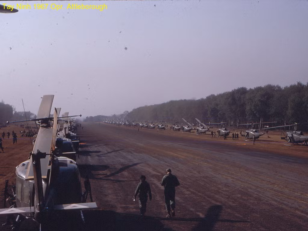 Kết thúc trận chiến, phía Mỹ tuyên bố có 155 lính thiệt mạng, 494 lính bị thương, trong khi đó quân đội Sài Gòn có khoảng 3000 bị thương, không rõ số tử vong. Ngoài ra còn 14 trực thăng khác của phía Mỹ và đồng minh bị trúng đạn trong đó 1 chiếc rơi tại chỗ, 7 chiếc bị hư hại nặng. Nguồn ảnh: 96th.