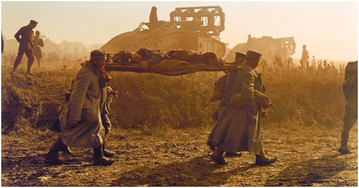 Trong Chiến tranh Thế giới thứ nhất, cuộc chiến được coi là đẫm máu bậc nhất trong mọi cuộc xung đột từ trước tới nay của nhân loại, những hình ảnh binh lính các bên chăm sóc lẫn nhau sau mỗi cuộc "tử chiến" lại là điều quá phổ biến. Nguồn ảnh: War History.