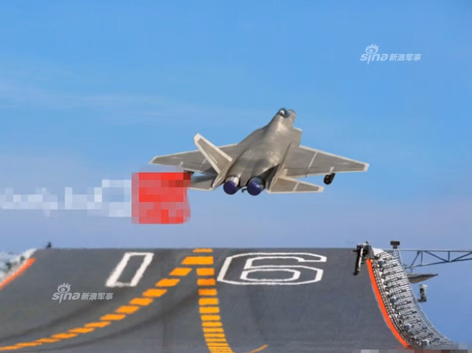 Dân mạng Trung Quốc gần đây còn chế ảnh J-31 hoạt động trên tàu sân bay Liêu Ninh tương tự phiên bản F-35C của Hải quân Mỹ. Cũng không loại trừ khả năng Trung Quốc sẽ phát triển J-31 thành chiến đấu cơ đa nhiệm nhiều phiên bản tương tự chương trình JSF F-35 của Mỹ. Ảnh: Sina.