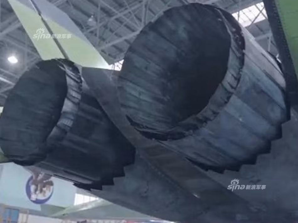 J-31 được trang bị 2 động cơ phản lực có thể là RD-93 của Nga, hoặc WS-13 đang sử dụng trên JF-17 sản xuất cho Pakistan. Cả hai loại động cơ này được cho là chưa đạt tiêu chuẩn tiêm kích thế hệ 5. Ảnh: Sina.