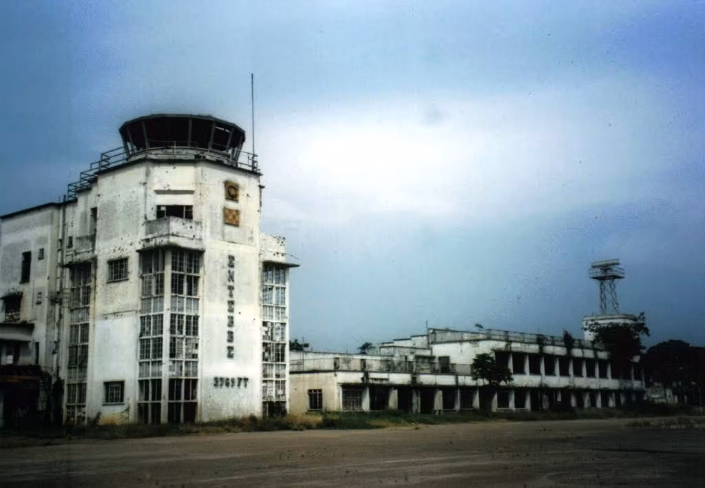 Tại đây, những tên không tặc đã thả hơn một nửa số con tin, chỉ giữ lại tất cả các con tin người Do Thái với số lượng khoảng hơn 100 người cùng phi hành đoàn. Những kẻ không tặc yêu cầu phía Israel thả khoảng 40 người Palestine đang bị giam giữ. Nguồn ảnh: Uganda.