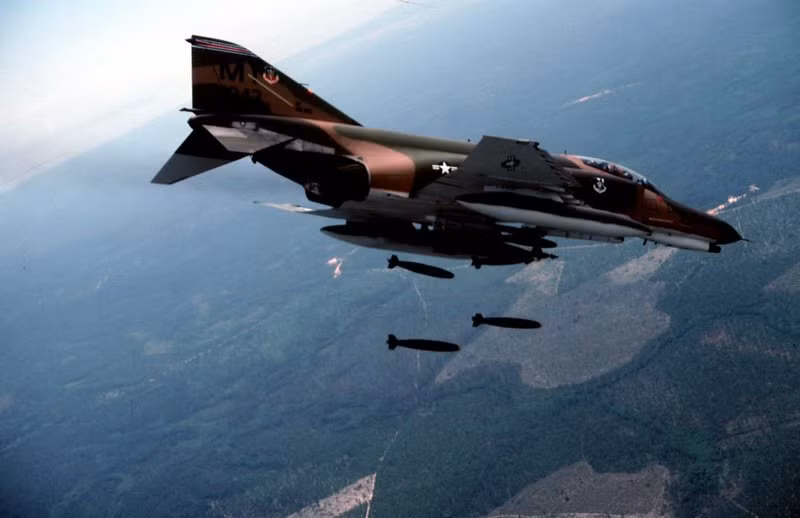 Việc trang bị pháo tự động hay súng máy cho chiến đấu cơ là hành động dư thừa khi các tên lửa không đối không mà F-4 được trang bị có thể tấn công mục tiêu từ khoảng cách hàng chục kilomets. Nguồn ảnh: Fas.