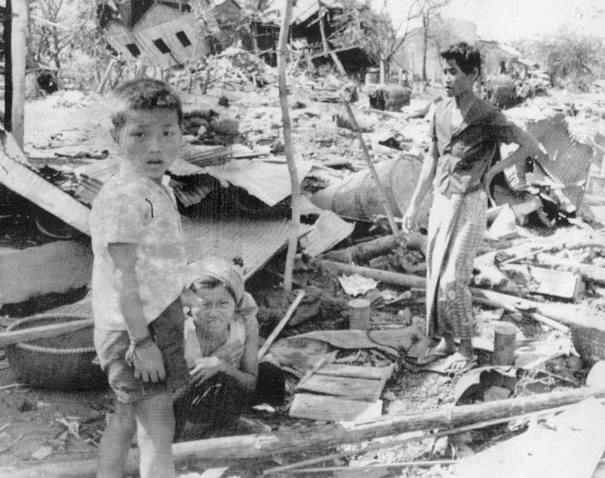 Tới tháng 7/1970, trước sức ép của dư luận Mỹ về một cuộc chiến tranh xâm lược Campuchia mà quân đội nước này đang thực hiện cũng như cảm thấy việc gây chiến với quân giải phóng trên đất Campuchia thậm chí còn... khó hơn khi giao tranh ở miền Nam Việt Nam, Nixon quyết định lui quân. Nguồn ảnh: Politi.