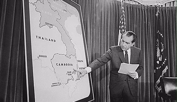 Tuy nhiên hiệu quả của ném bom rải thảm là không cao, nhất là ở các khu vực như Mot Vẹt và Móc Câu, nơi được Mỹ cho là có các cơ quan chỉ đạo đầu não của Quân giải phóng. Vì vậy, Mỹ quyết định phát động tấn công trên bộ ở Campuchia để xóa sổ các cơ quan của ta, mở rộng chiến tranh ra toàn bán đảo Đông Dương. Ảnh: Tổng thống Nixon trên truyền hình trực tiếp mô tả vị trí của Campuchia, một đất nước xa lạ với những người dân Mỹ. Nguồn ảnh: Time.