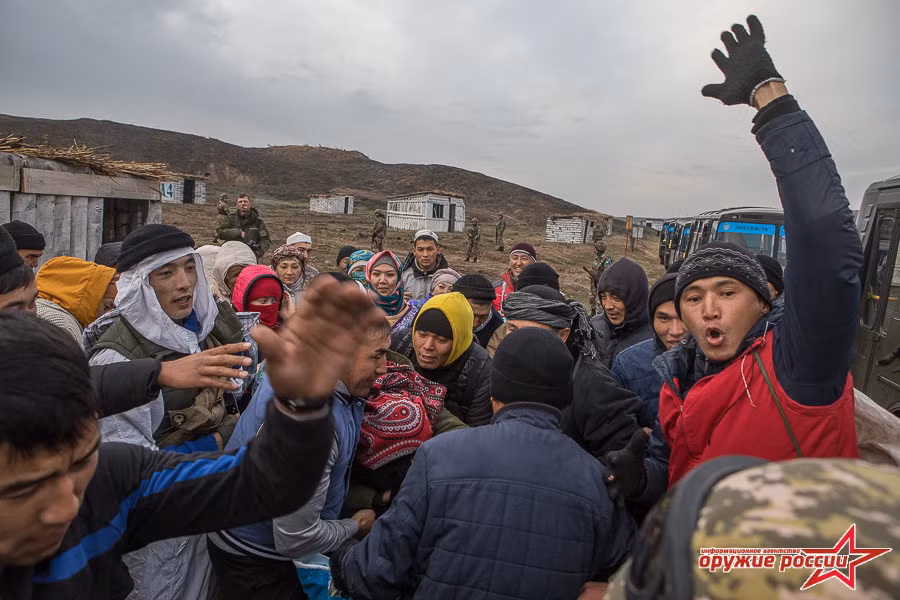 Người dân được đưa đến điểm tập kết để chuẩn bị sơ tán khỏi khu vực nguy hiểm. Ảnh: Russian Weapons.