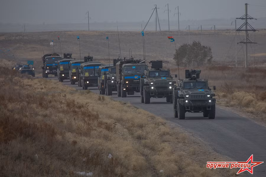 Đoàn xe quân sự cơ giới hỗn hợp Nga-Kazakhstan sơ tán thường dân được bảo vệ chặt chẽ bởi các xe thiết giáp đi phía trước và phía sau. Ảnh: Russian Weapons.