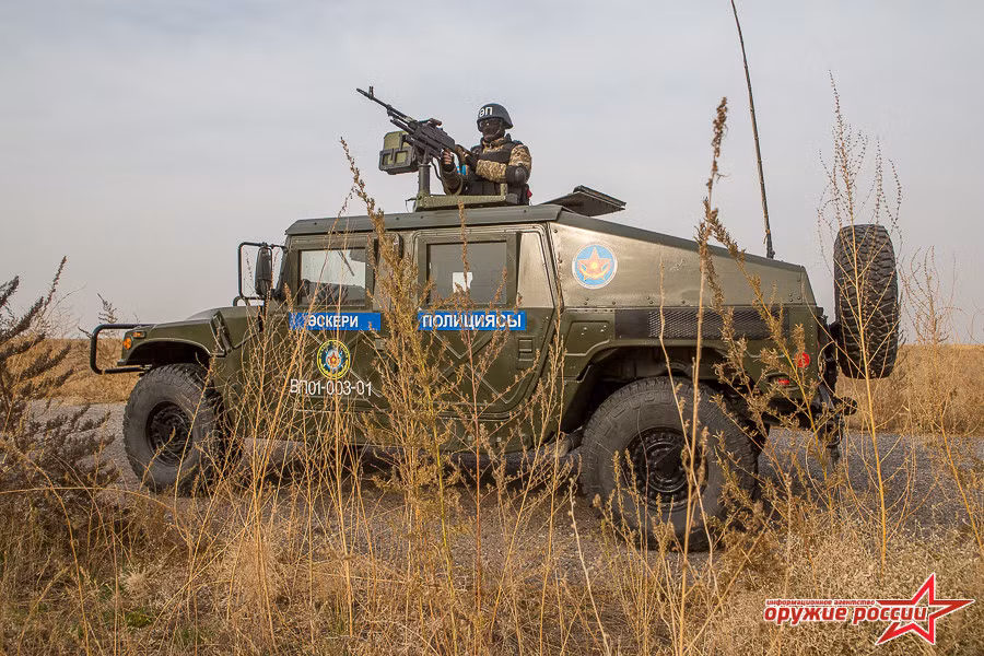 Cận cảnh xe bọc thép Humvee của Quân đội Kazakhstan, gần đây các binh sĩ Nga thường xuyên được tiếp cận với vũ khí, khí tài do Mỹ chế tạo trong các cuộc tập trận với đồng minh như thế này. Ảnh: Russian Weapons.