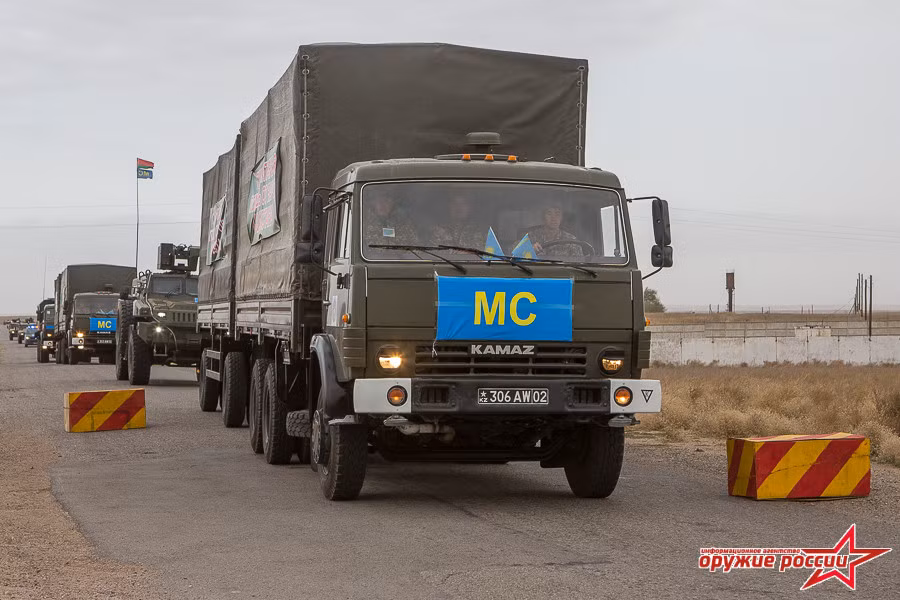 Đoàn xe tiếp tục hành quân đến điểm tập kết an toàn đã được lên kế hoạch sẵn. Ảnh: Russian Weapons.