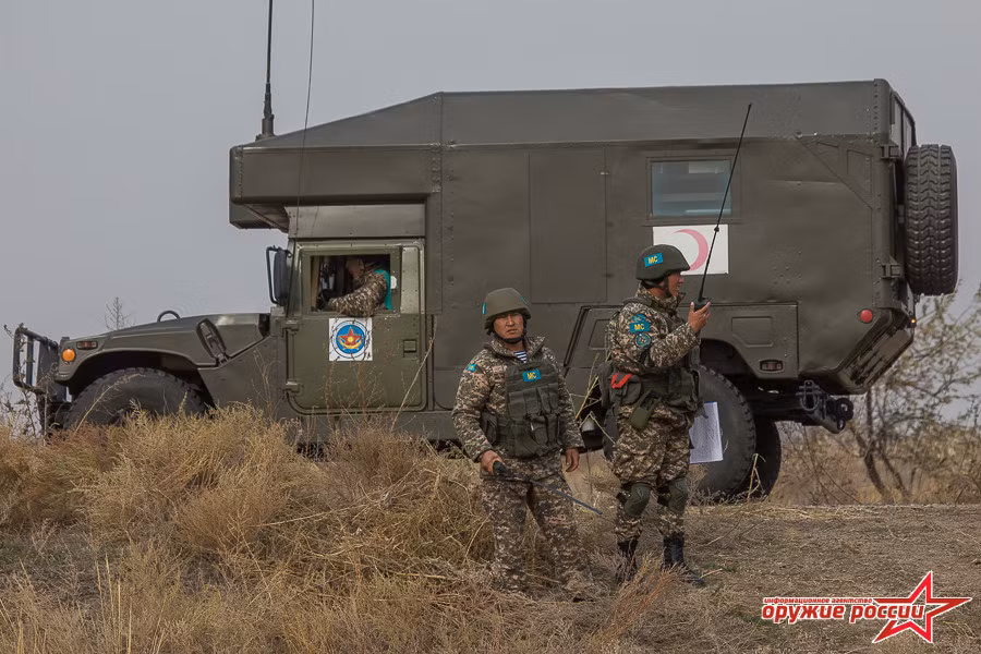 Biến thể xe thông tin lưu động dựa trên khung gầm của xe bọc thép Humvee luôn đi cùng để đảm bảo sự kết nối liên tục với trung tâm chỉ huy. Ảnh: Russian Weapons.