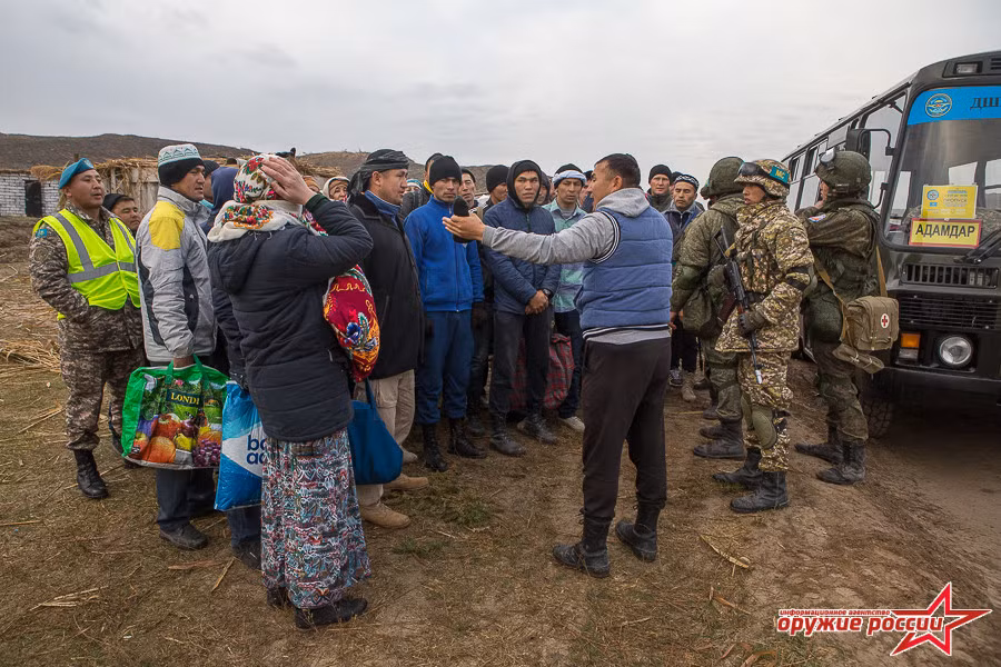 Người dân lần lượt được đưa lên xe theo thứ tự ưu tiên người già, trẻ em, phụ nữ và cuối cùng là đàn ông. Ảnh: Russian Weapons.