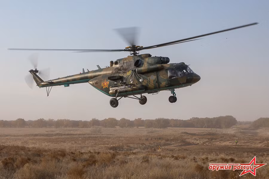Trực thăng Mi-17 của Quân đội Kazakhstan cũng được sử dụng để cảnh giới từ trên cao và hỗ trợ cho đoàn xe hộ tống. Ảnh: Russian Weapons.
