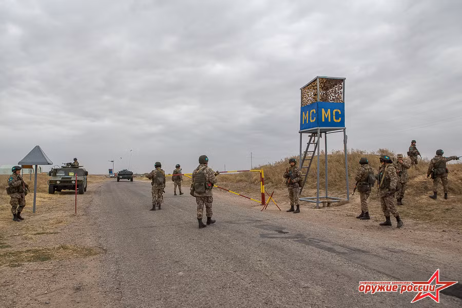 Điểm chốt chặn với chòi canh và rào chắn được dựng lên bên ngoài điểm tập kết tạm thời nhằm đảm bảo an toàn. Ảnh: Russian Weapons.