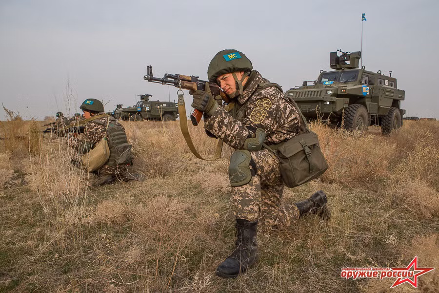 Các binh sĩ cùng xe thiết giáp có vũ trang hạng nặng sẽ chốt chặn ở những khu vực trọng yếu chờ đoàn xe đi qua hết mới rút đến điểm tiếp theo. Ảnh: Russian Weapons.