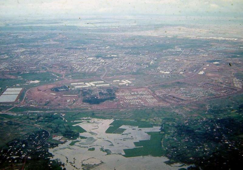 Bên trong, Tổng kho Long Bình được xây dựng theo kiểu phòng thủ chiều sâu, chia thành từng ô nhỏ, mỗi ô nhỏ là một khu vực biệt lập với nhiều chòi canh. Trong trường hợp bị tấn công, các ô nhỏ sẽ được cô lập với nhau, đảm bảo thiệt hại ở mức thấp nhất và cũng khiến lực lượng tấn công khó có thể thoát ta khi đã di chuyển vào bên trong. Nguồn ảnh: Arm.